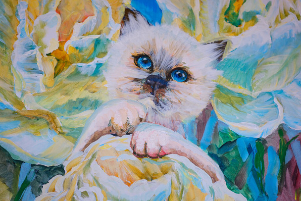 dessin de chat blanc avec des yeux profonds bleus sur un fond de fleurs beige bleu turquoise prévalent dans l'image de dessin sur le dessin mural avec des aquarelles peintures à l'huile - Photo, image