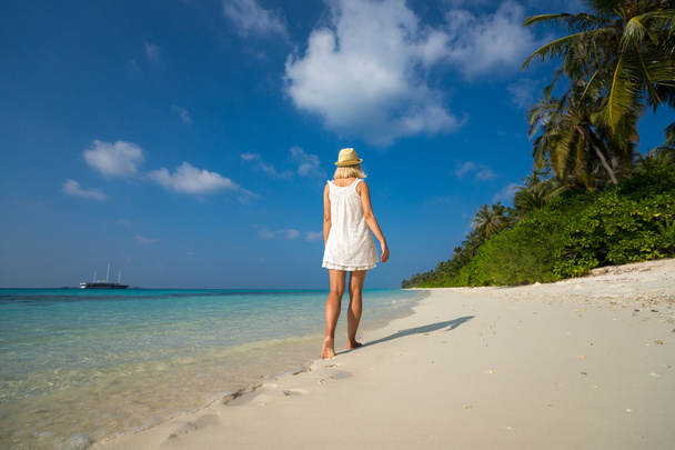 Donna in abito bianco sulla spiaggia tropicale
 - Foto, immagini