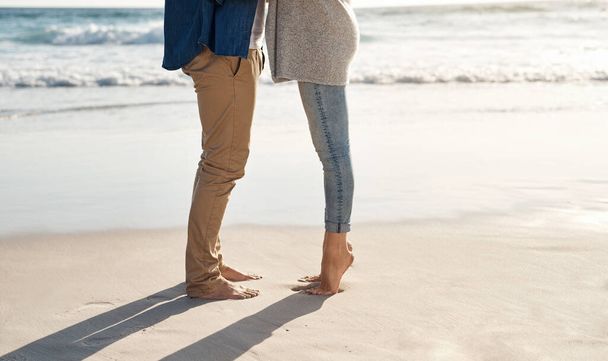 Il n'y a pas de meilleur endroit pour tomber amoureux. un couple méconnaissable passer du temps de qualité ensemble sur la plage - Photo, image