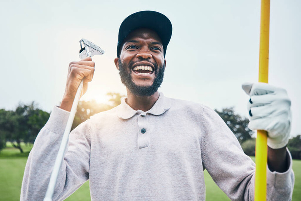 ゴルフ、勝者とクラブでのトレーニング、スポーツや成功のためのフィールド上の黒人男性と幸せ。エネルギー、誇りと達成のための芝生の芝生の上で遊んでゴルファーとの競争、ゲームやお祝い. - 写真・画像
