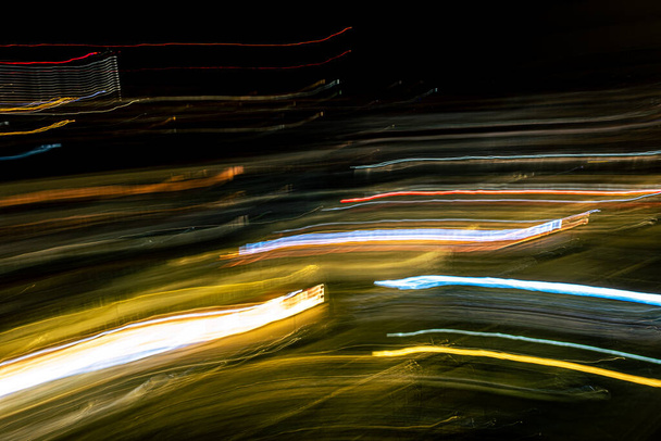 θόλωση κίνησης φωτεινής γραμμής ταχύτητας σε σκοτεινό φόντο, προσομοίωση μεταφοράς δεδομένων - Φωτογραφία, εικόνα