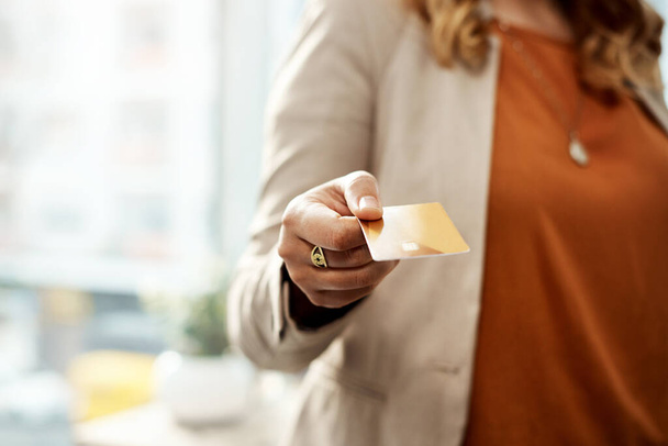 Не платять карткою. невпізнавана бізнес-леді, що тримає кредитну картку в своєму офісі
 - Фото, зображення