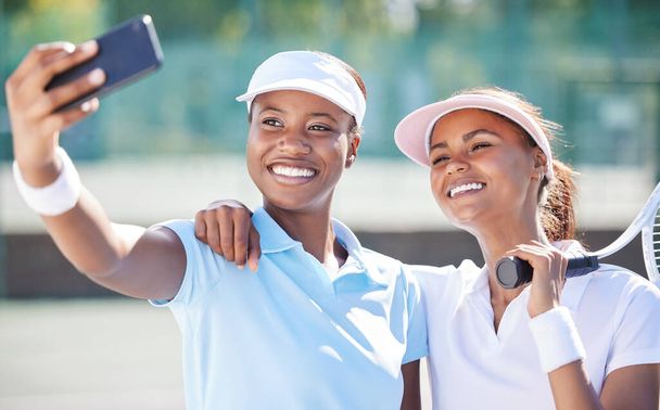 Tennis, selfie and friends at court for training, match or exercise on blurred background. Sports, women and social media influencer smile for photo, profile picture or blog while live streaming. - Fotografie, Obrázek