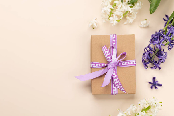 Belle boîte cadeau avec des fleurs de jacinthe et de l'espace vide pour vos salutations. Pose plate - Photo, image