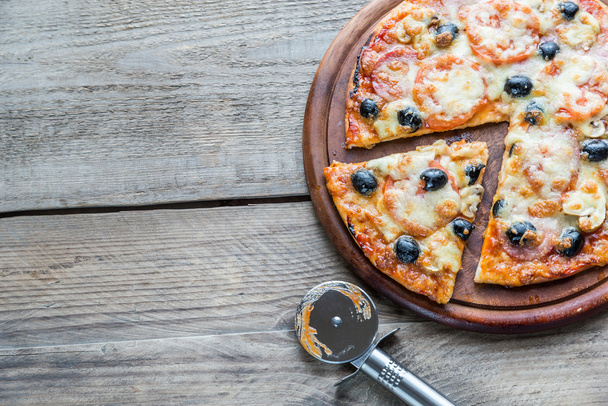 Vařené pizzu na dřevěné desce - Fotografie, Obrázek