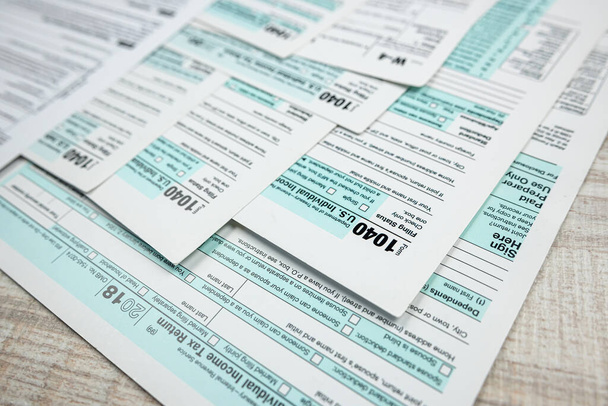 közel 1040 amerikai személyi jövedelemadó nyomtatvány az asztalon. Ideje adózni. Számviteli koncepció - Fotó, kép