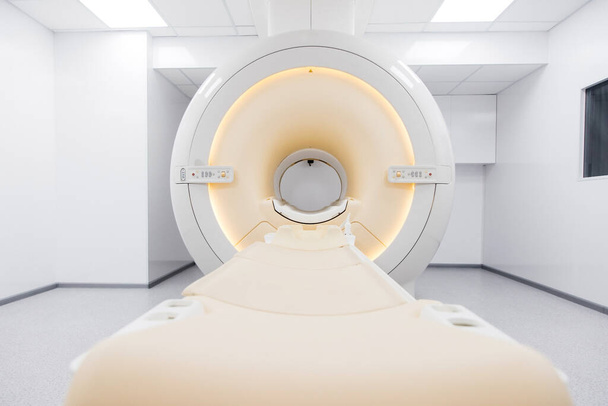 Tomografia medyczna, rezonans magnetyczny lub PET w nowoczesnym laboratorium szpitalnym. Zaawansowany technologicznie i funkcjonalny sprzęt medyczny w czystym, białym pomieszczeniu. - Zdjęcie, obraz