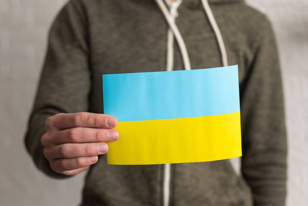 Ukrainan lippu käsissä, vapaus. - Valokuva, kuva