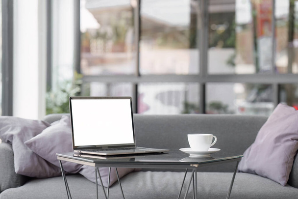 Laptop con schermo bianco isolato in soggiorno a casa. marketing e design creativo. - Foto, immagini