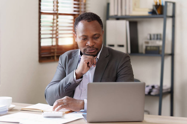 Fáradt amerikai afrikai üzletember a stressz dolgozik sok papírmunka dokumentumot. migrénroham. Szabadúszó, otthonról dolgozik. - Fotó, kép