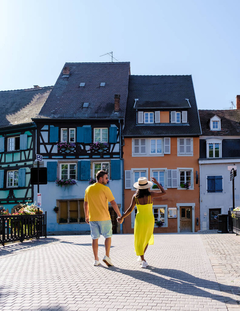 Colmar France Akşamları renkli romantik şehir Colmar 'ın güzel manzarası, Fransa' nın Alsace bölgesindeki tarihi Colmar kasabası, yazın Le Petit Venedik adı verilen güzel kanalları - Fotoğraf, Görsel