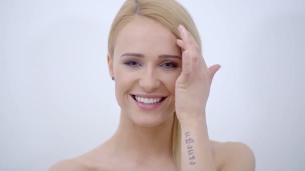 Sorrindo mulher nua tocando seu rosto
 - Filmagem, Vídeo