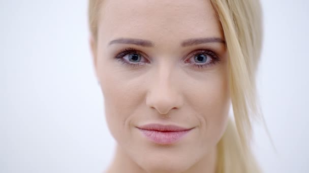 Uzavřít se usmívající se tvář z docela blonďatá samice - Záběry, video