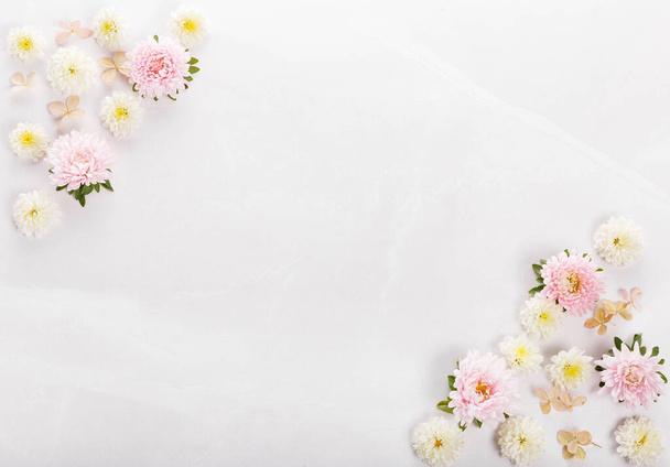 Tavaszi keret kis virágok és százszorszép, virágos elrendezése márvány backgraund - Fotó, kép