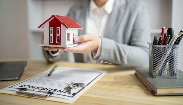 Geschäftsleute unterzeichnen Vertrag mit Immobilienmakler Konzept für Berater Hausversicherungen - Foto, Bild