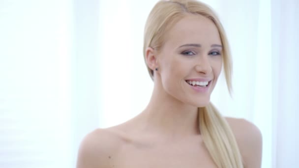 Kopf- und Schulterschuss einer fröhlichen nackten Frau - Filmmaterial, Video