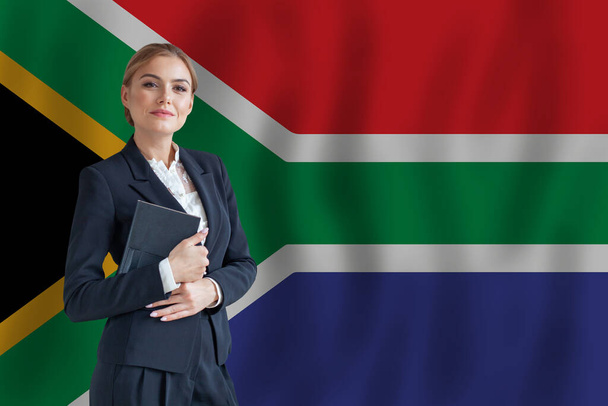 Südafrikanische Geschäftsfrau auf der Flagge Südafrikas digitaler Nomade, Geschäft, Startup-Konzept - Foto, Bild