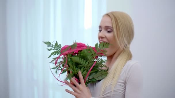 Πολύ ευτυχισμένη γυναίκα έλαβε ένα μπουκέτο από τριαντάφυλλα - Πλάνα, βίντεο
