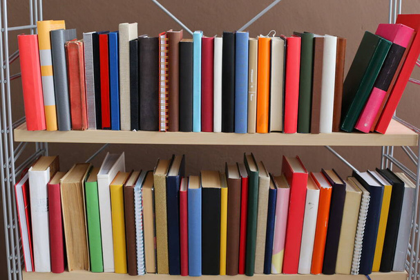 Stapel von Büchern für die Hochschulausbildung, Nahaufnahme. - Foto, Bild