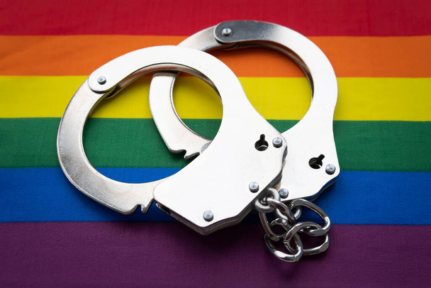 bilincs és zászló az LMBT közösség. az országban élő szexuális kisebbségek jogainak problémája. Koncepciótörvény tiltja az LMBT propagandát. nem hagyományos kapcsolatok és politikai koncepció illegális. - Fotó, kép