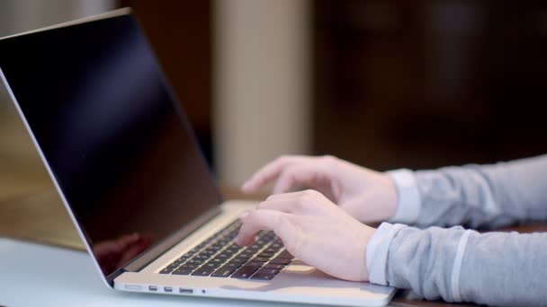 Gépelés-ra egy laptop számítógép nő - Felvétel, videó
