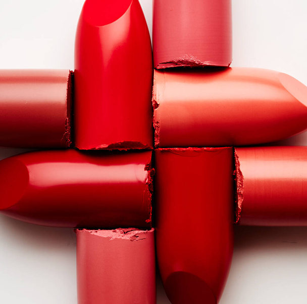 Batons vermelhos fundo de beleza cosmética - Foto, Imagem
