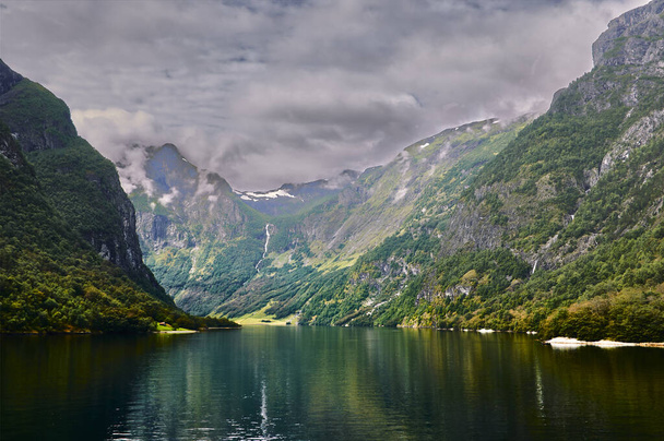 la fin du fjord des rêves où il est connu comme le fjord étroit arrivant au village de Gudvangen - Photo, image