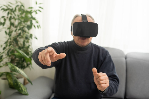 технологии, дополненная реальность, игры, развлечения и концепции людей - пожилой человек с виртуальной гарнитурой или 3D очки играют в видеоигры дома
 - Фото, изображение