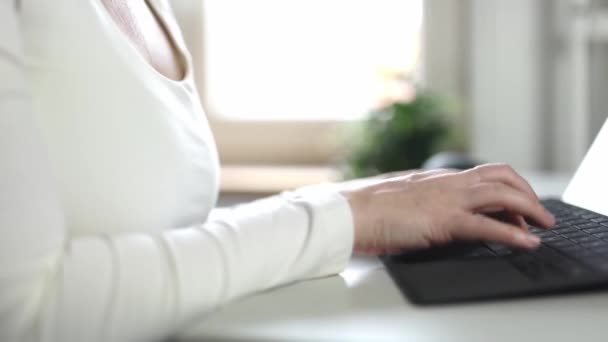 Női kéz az üzletasszony professzionális felhasználó munkavállaló gépelés laptop notebook billentyűzet ülni otthon irodai íróasztal dolgozik online PC szoftver alkalmazások technológiai koncepció, közelkép oldalnézet - Felvétel, videó