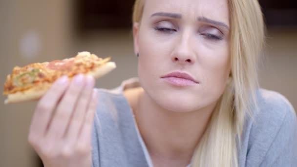 Mujer atractiva comiendo pizza casera
 - Imágenes, Vídeo