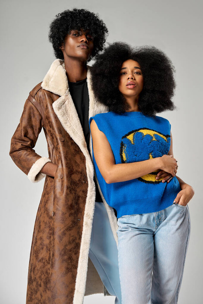 Portrait of african american couple wear stylish  90s fashion clothes with afro hairstyle isolated on gray background - Foto, immagini