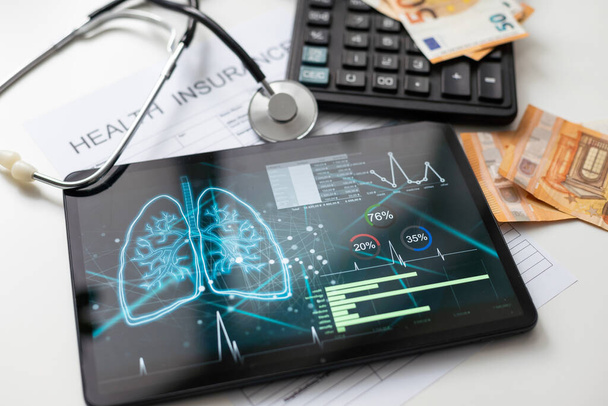 Assicurazione sanitaria Modulo di domanda online su schermo tablet pc, concetto di salute. Tecnologia dell'informazione e applicazioni mobili nel settore sanitario. medico - Foto, immagini