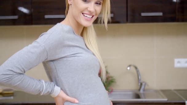 W ciąży mama pozowanie w kuchni - Materiał filmowy, wideo