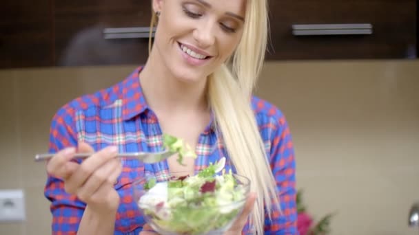 Ευτυχισμένη ξανθιά γυναίκα τρώει υγιή σαλάτα λαχανικών - Πλάνα, βίντεο