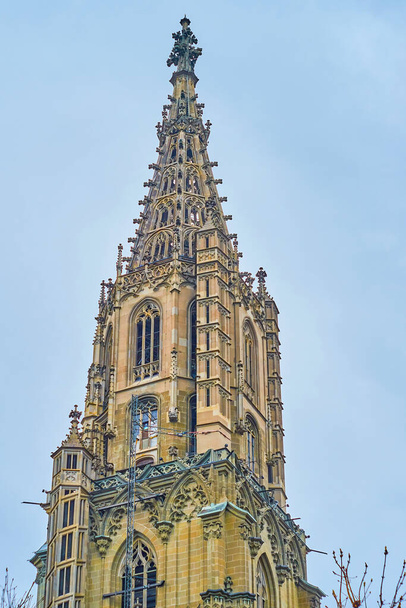 The stone bell tower of Bern Minster Cathedral, Switzerland - Foto, afbeelding