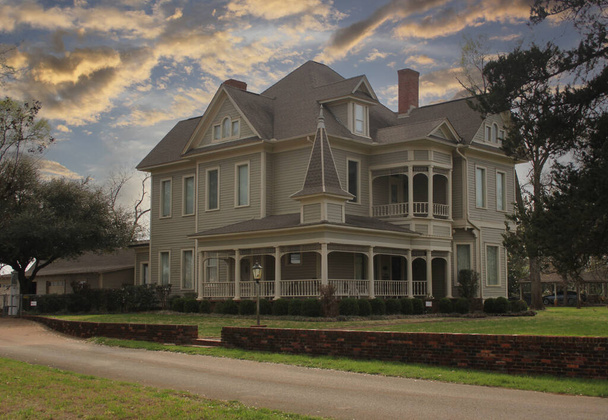 歴史的なビクトリア朝の邸宅青い空と農村部の東テキサスに位置 - 写真・画像
