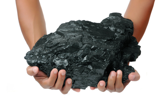 egy nagy rakás szén tartják a két kezével - Fotó, kép
