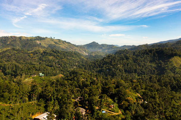 Obszar wiejski w górach wśród plantacji herbaty i gruntów rolnych. Ella, Sri Lanka. - Zdjęcie, obraz