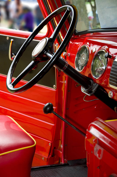 Hermoso antiguo americano rojo camión metálico interior vertical - Foto, imagen