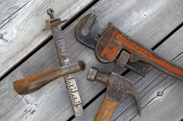 Staré veteránské nástroje na zvětralém dřevě horizontální - Fotografie, Obrázek