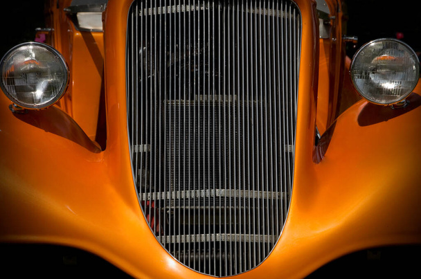 Μυστηριώδης πορτοκαλί αντίκα Hot-Rod μπροστινή όψη οριζόντια - Φωτογραφία, εικόνα