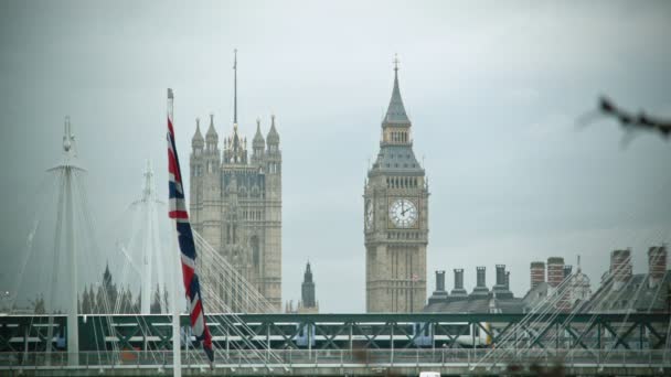Βρετανική σημαία με το Μπιγκ Μπεν, κοντινό πλάνο - Πλάνα, βίντεο