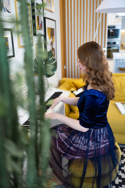 若いです女性再生グランドピアノにホーム - 写真・画像