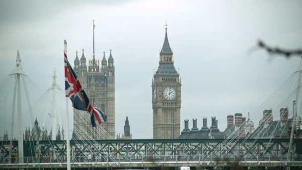 Big Ben ile İngiliz dalgalanan bayrak - Video, Çekim