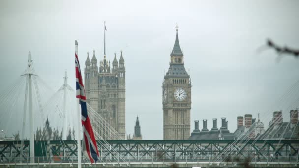 Bandera británica ondeando con Big Ben, de cerca
 - Imágenes, Vídeo