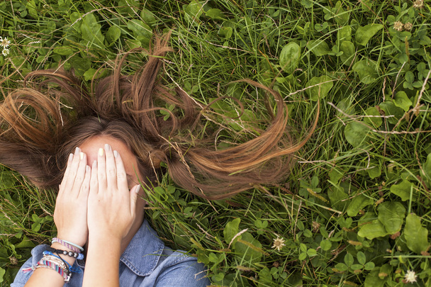 Girl lying on grass - Zdjęcie, obraz