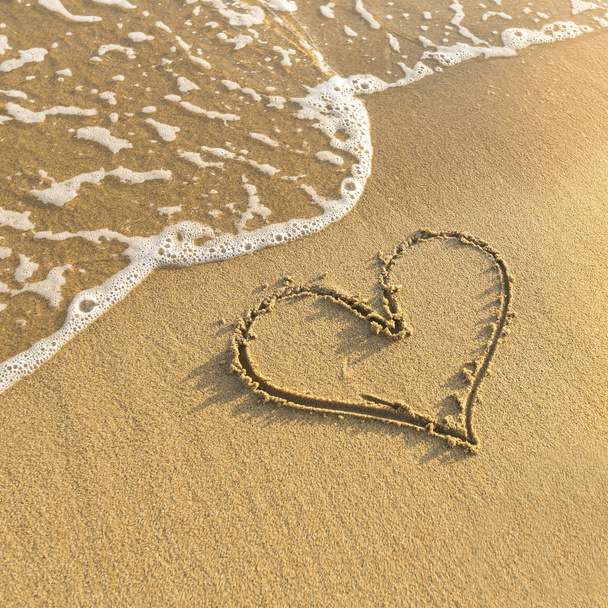 Sydän piirretty rantahiekkaan
 - Valokuva, kuva