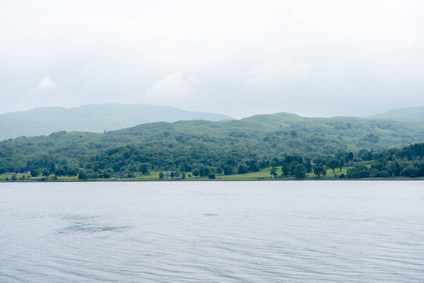 Malowniczy krajobraz widok na góry i jezioro, w szkockim Highland. - Zdjęcie, obraz