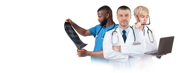 Κολάζ πολυεθνικών ιατρών με στολή που απομονώνονται σε λευκό φόντο, επαγγελματιών ιατρών που φορούν στολή που θέτει κατά τη διάρκεια της βάρδιας εργασίας στο νοσοκομείο, πανόραμα με αντίγραφο χώρο - Φωτογραφία, εικόνα