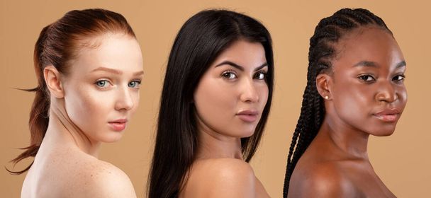 Gyönyörű multietnikus fiatal nők pózolnak meztelenül bézs stúdió háttér, három félmeztelen Y-generációs hölgyek hosszú haj néz kamera, banner, sokszínűség szépség koncepció - Fotó, kép